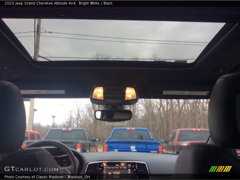 Bright White / Black 2020 Jeep Grand Cherokee Altitude 4x4