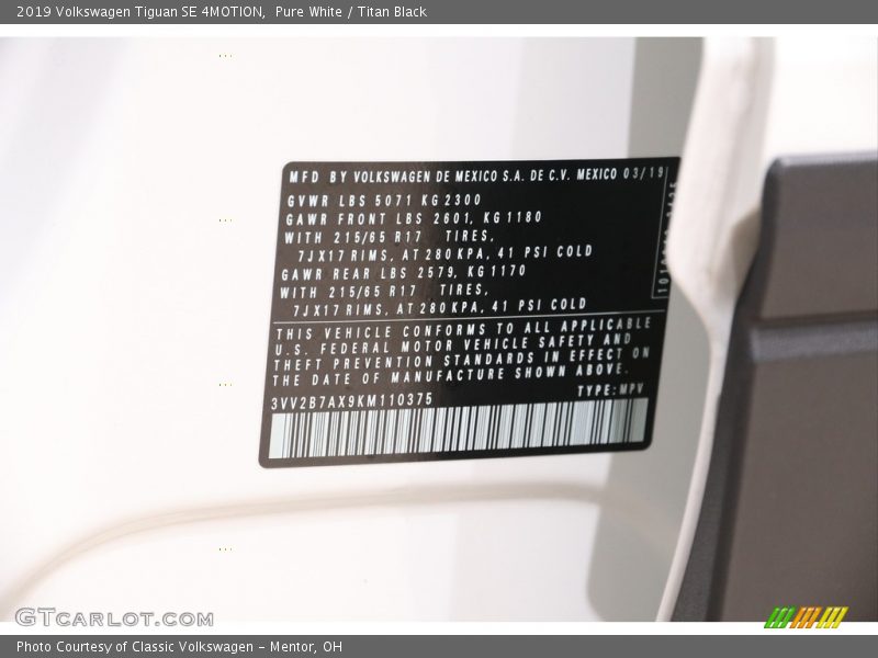 Pure White / Titan Black 2019 Volkswagen Tiguan SE 4MOTION