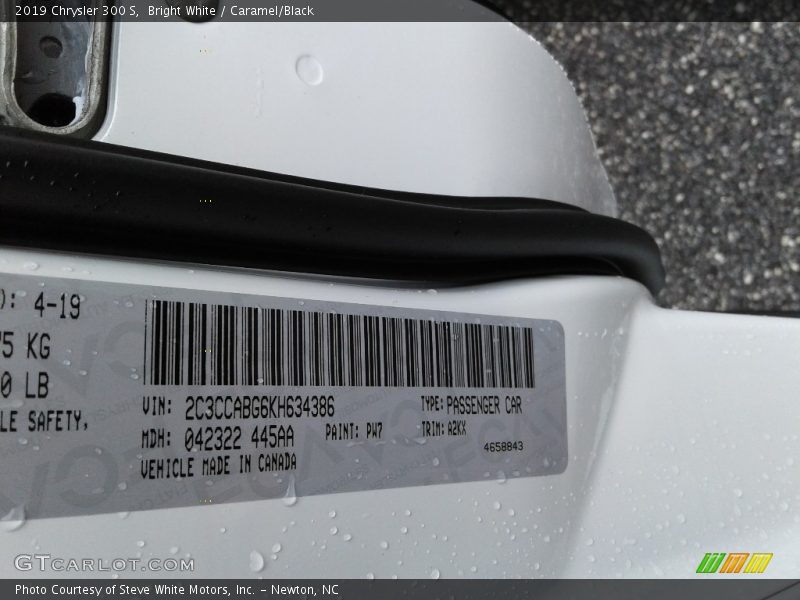Bright White / Caramel/Black 2019 Chrysler 300 S