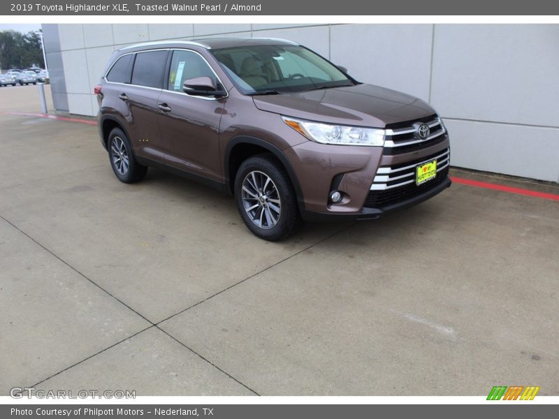 Front 3/4 View of 2019 Highlander XLE