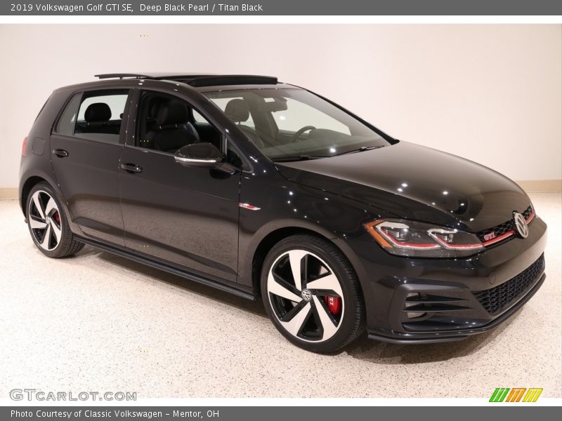 Front 3/4 View of 2019 Golf GTI SE