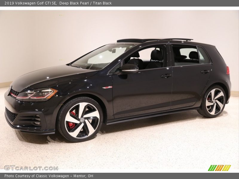 Front 3/4 View of 2019 Golf GTI SE