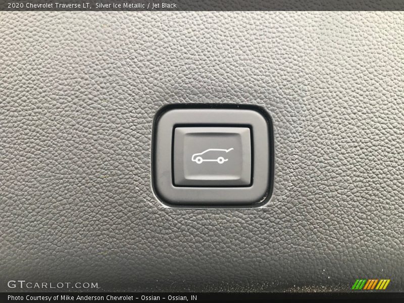 Silver Ice Metallic / Jet Black 2020 Chevrolet Traverse LT