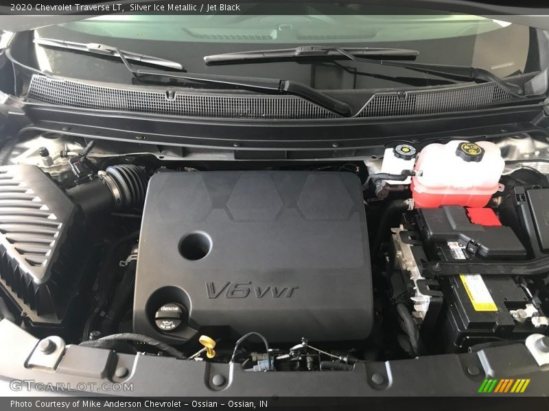 Silver Ice Metallic / Jet Black 2020 Chevrolet Traverse LT