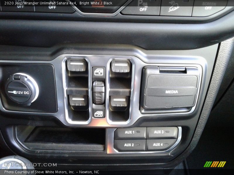 Bright White / Black 2020 Jeep Wrangler Unlimited Sahara 4x4