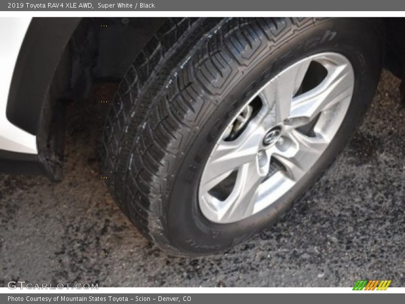 Super White / Black 2019 Toyota RAV4 XLE AWD