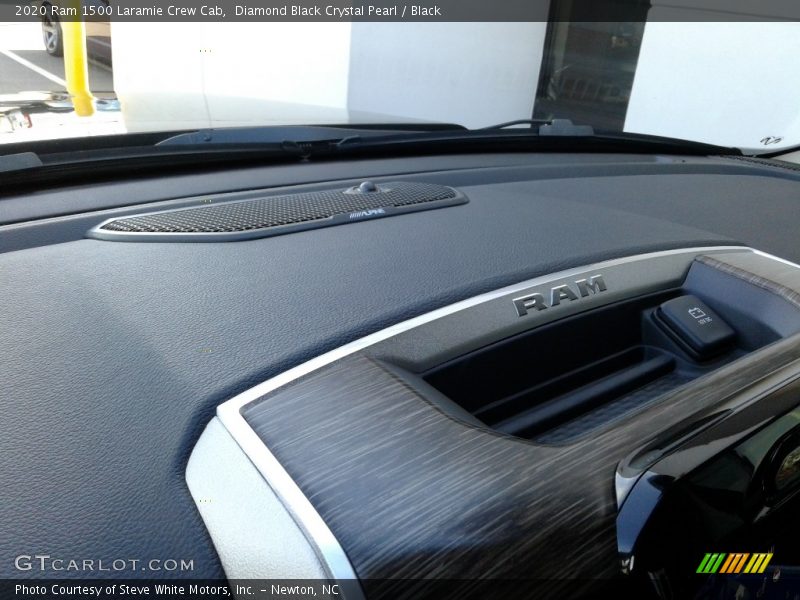 Diamond Black Crystal Pearl / Black 2020 Ram 1500 Laramie Crew Cab