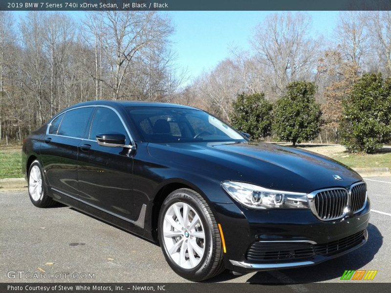 Front 3/4 View of 2019 7 Series 740i xDrive Sedan