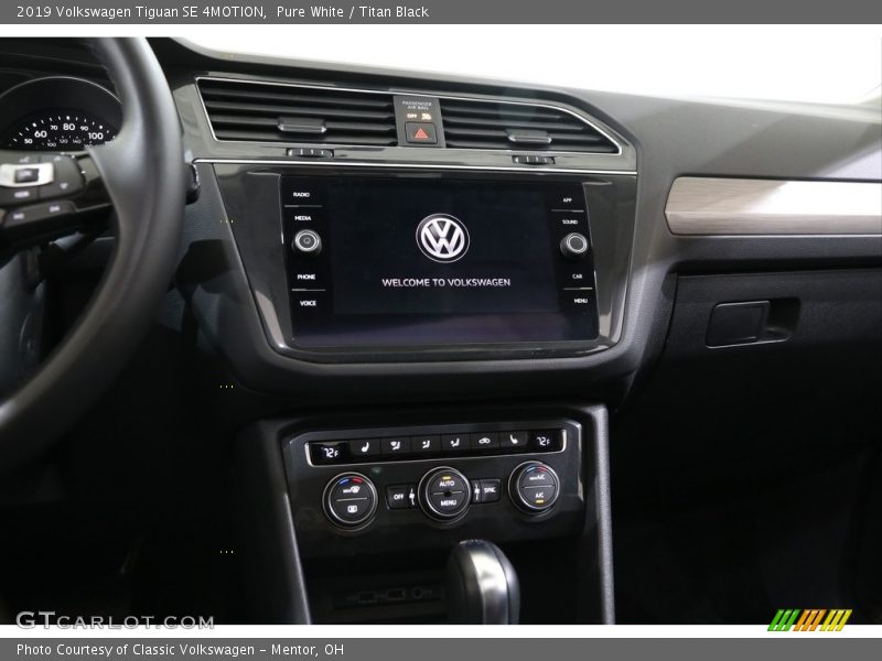 Pure White / Titan Black 2019 Volkswagen Tiguan SE 4MOTION
