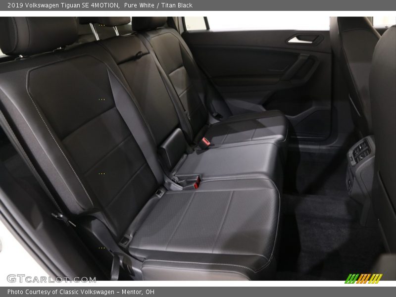 Pure White / Titan Black 2019 Volkswagen Tiguan SE 4MOTION