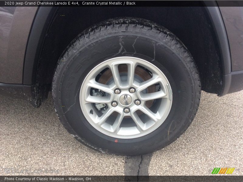 Granite Crystal Metallic / Black 2020 Jeep Grand Cherokee Laredo E 4x4