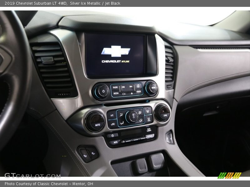 Silver Ice Metallic / Jet Black 2019 Chevrolet Suburban LT 4WD
