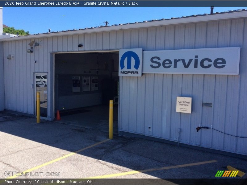 Granite Crystal Metallic / Black 2020 Jeep Grand Cherokee Laredo E 4x4