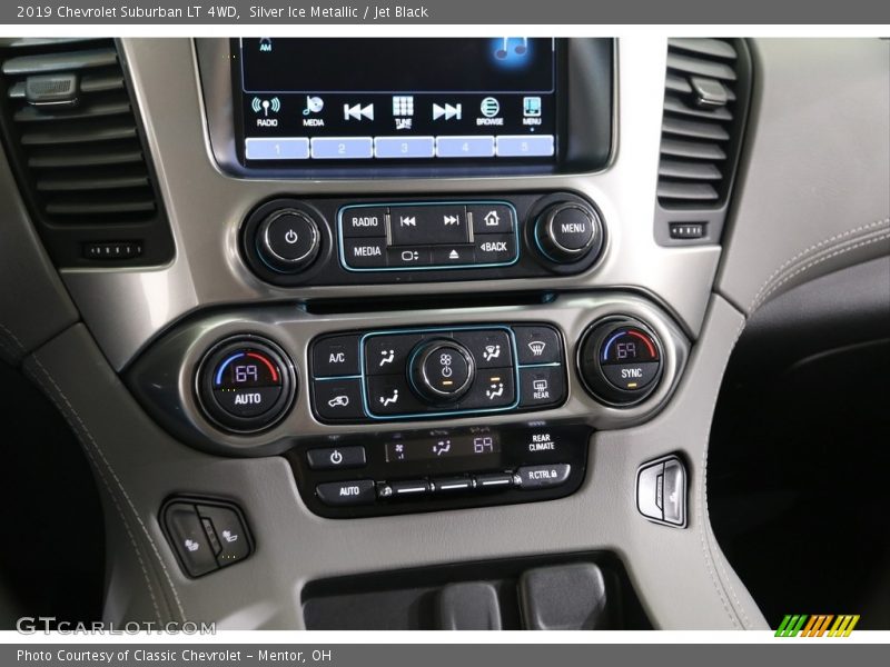 Silver Ice Metallic / Jet Black 2019 Chevrolet Suburban LT 4WD