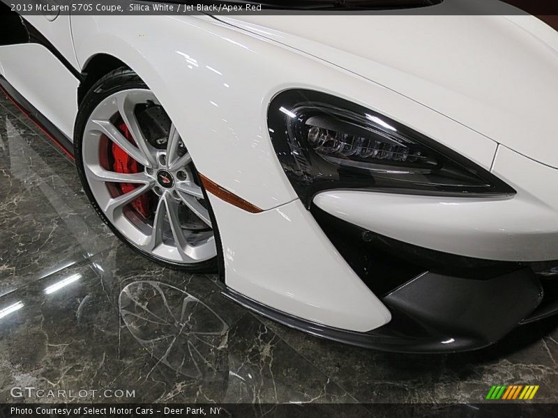Silica White / Jet Black/Apex Red 2019 McLaren 570S Coupe
