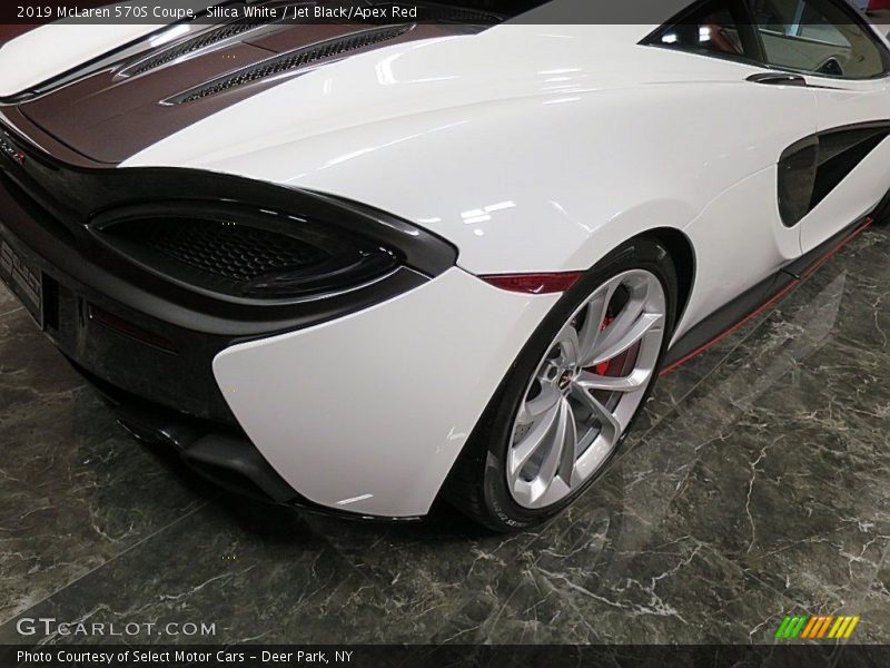 Silica White / Jet Black/Apex Red 2019 McLaren 570S Coupe