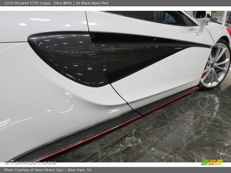 Silica White / Jet Black/Apex Red 2019 McLaren 570S Coupe