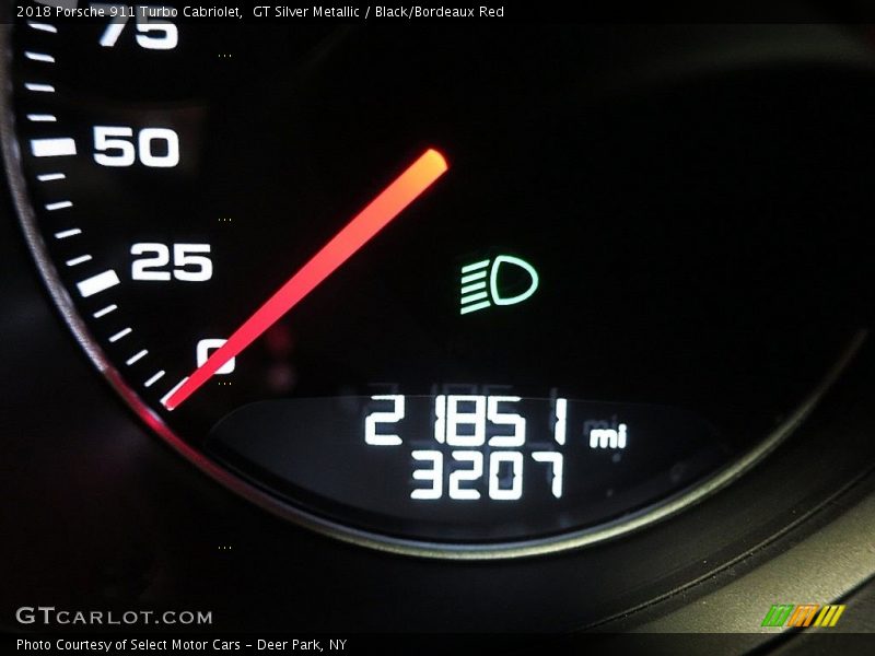 GT Silver Metallic / Black/Bordeaux Red 2018 Porsche 911 Turbo Cabriolet
