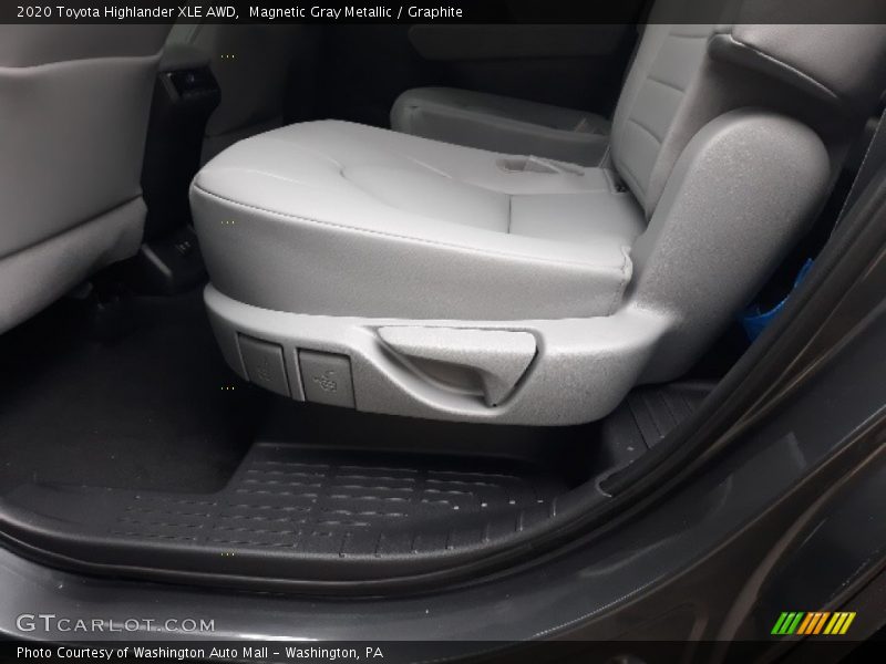 Magnetic Gray Metallic / Graphite 2020 Toyota Highlander XLE AWD