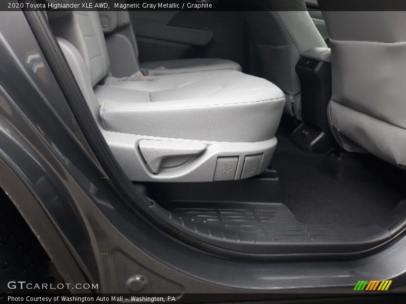 Magnetic Gray Metallic / Graphite 2020 Toyota Highlander XLE AWD