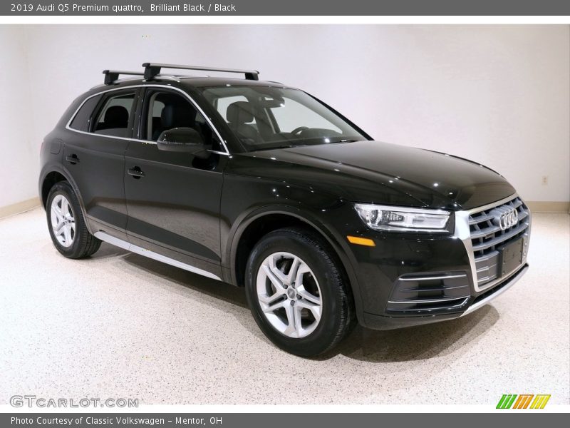 Front 3/4 View of 2019 Q5 Premium quattro