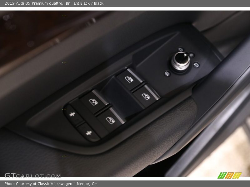 Brilliant Black / Black 2019 Audi Q5 Premium quattro