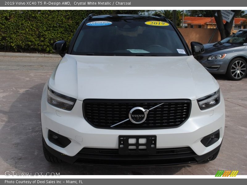 Crystal White Metallic / Charcoal 2019 Volvo XC40 T5 R-Design AWD