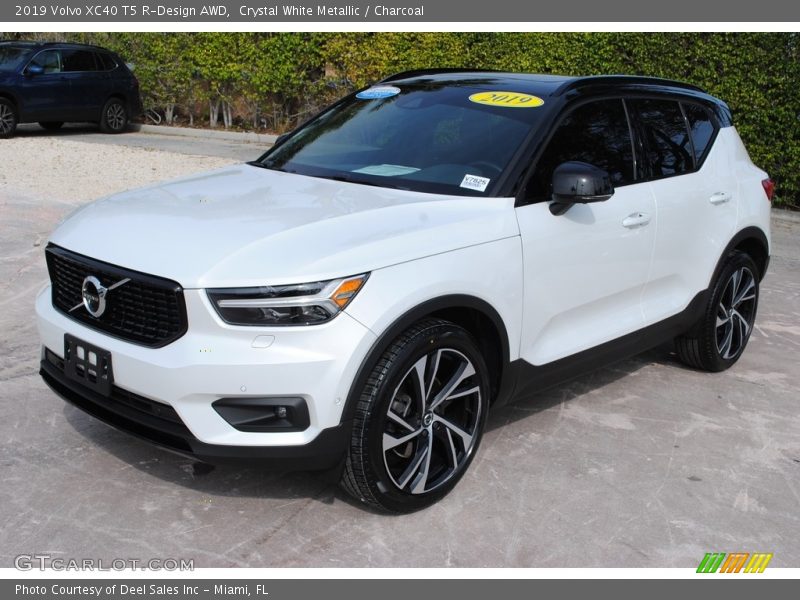 Front 3/4 View of 2019 XC40 T5 R-Design AWD