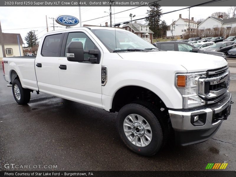 Front 3/4 View of 2020 F250 Super Duty XLT Crew Cab 4x4