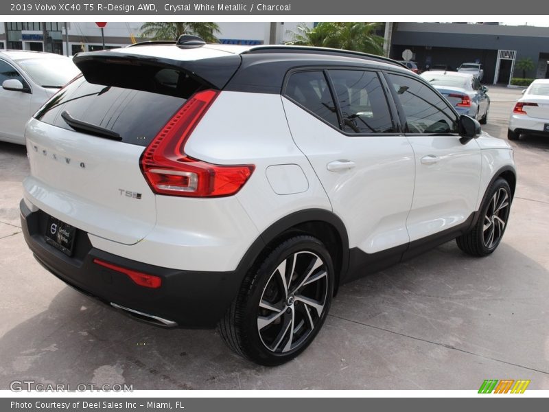 Crystal White Metallic / Charcoal 2019 Volvo XC40 T5 R-Design AWD