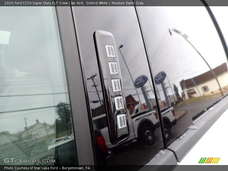Oxford White / Medium Earth Gray 2020 Ford F250 Super Duty XLT Crew Cab 4x4