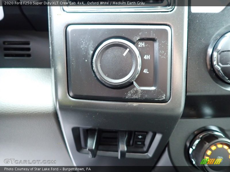Oxford White / Medium Earth Gray 2020 Ford F250 Super Duty XLT Crew Cab 4x4