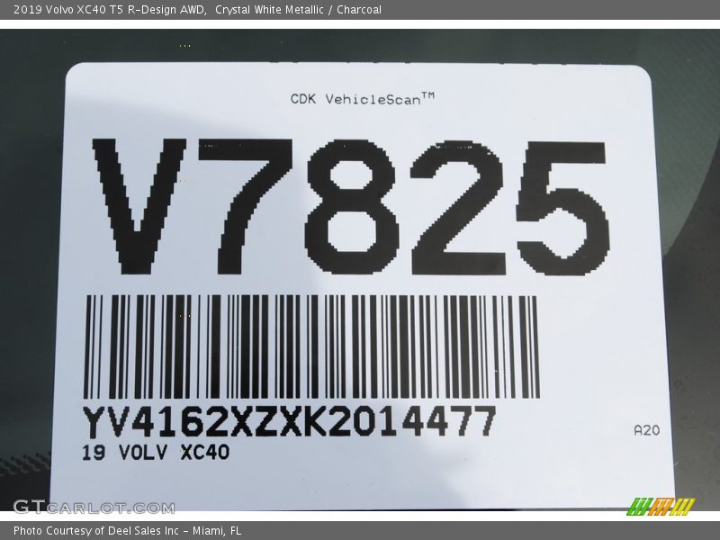 Crystal White Metallic / Charcoal 2019 Volvo XC40 T5 R-Design AWD
