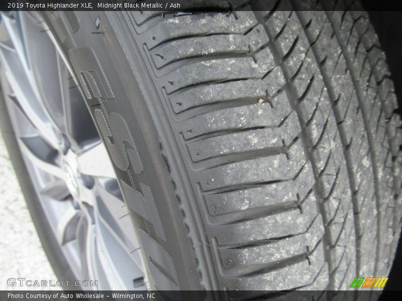 Midnight Black Metallic / Ash 2019 Toyota Highlander XLE
