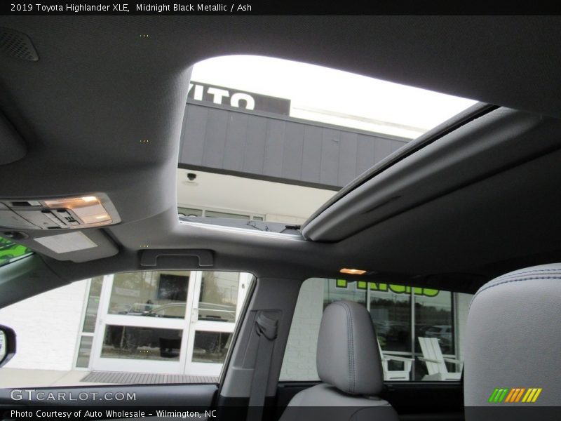 Midnight Black Metallic / Ash 2019 Toyota Highlander XLE
