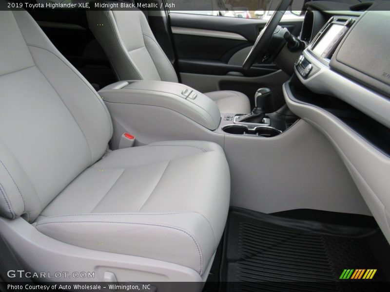 Midnight Black Metallic / Ash 2019 Toyota Highlander XLE