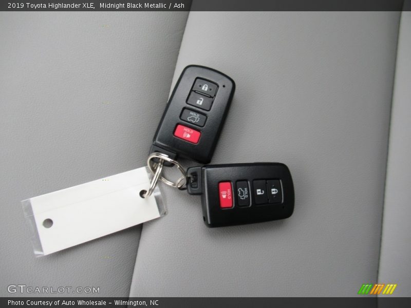 Midnight Black Metallic / Ash 2019 Toyota Highlander XLE