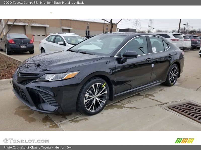 Front 3/4 View of 2020 Camry SE