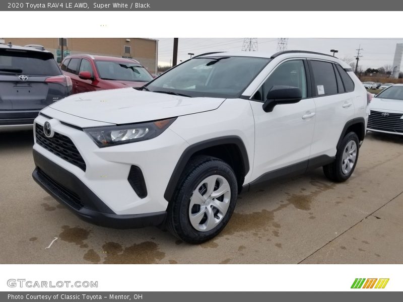 Front 3/4 View of 2020 RAV4 LE AWD