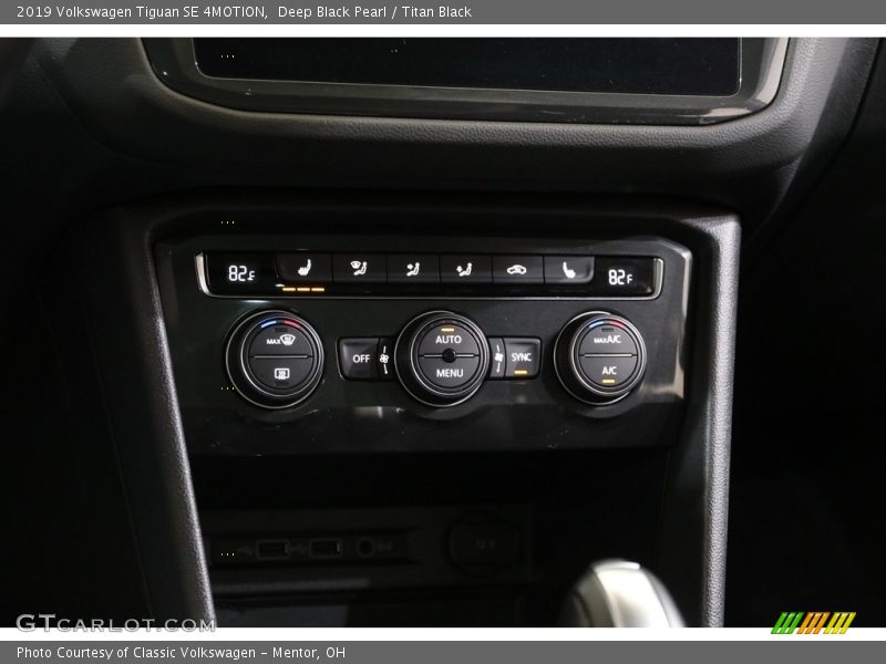 Deep Black Pearl / Titan Black 2019 Volkswagen Tiguan SE 4MOTION