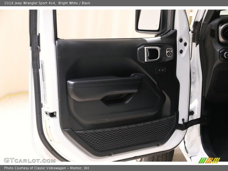 Bright White / Black 2019 Jeep Wrangler Sport 4x4