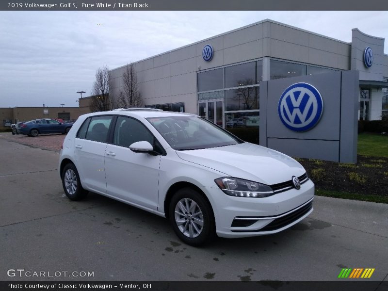 Front 3/4 View of 2019 Golf S