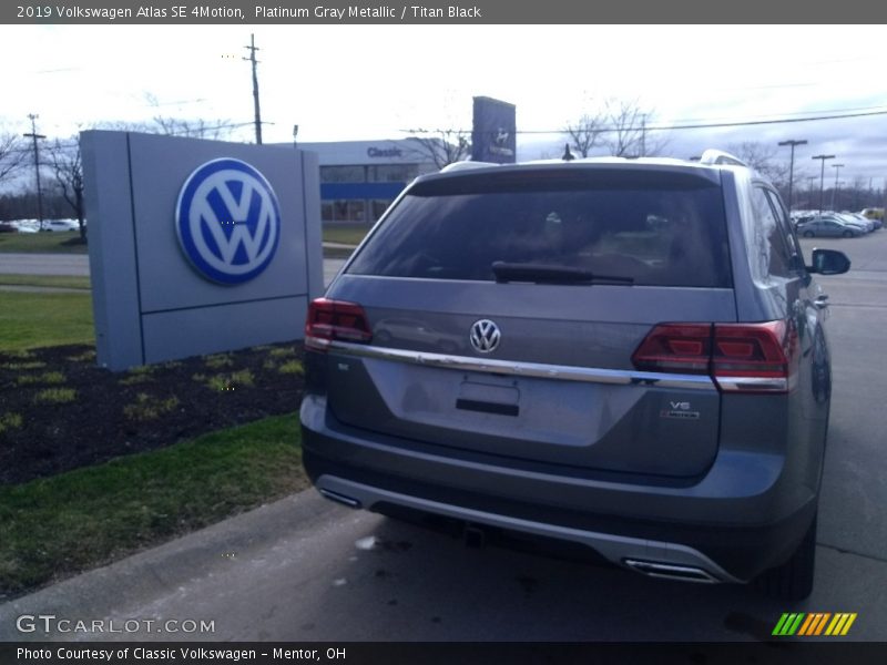 Platinum Gray Metallic / Titan Black 2019 Volkswagen Atlas SE 4Motion