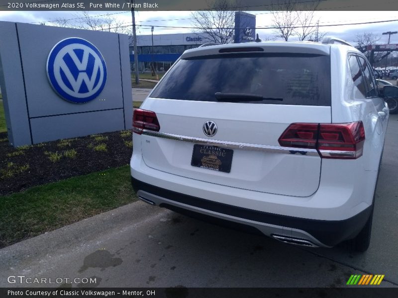 Pure White / Titan Black 2020 Volkswagen Atlas SE