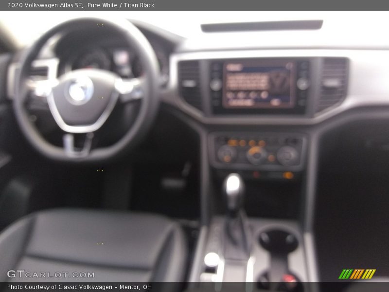 Pure White / Titan Black 2020 Volkswagen Atlas SE