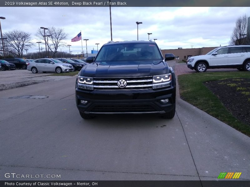 Deep Black Pearl / Titan Black 2019 Volkswagen Atlas SE 4Motion