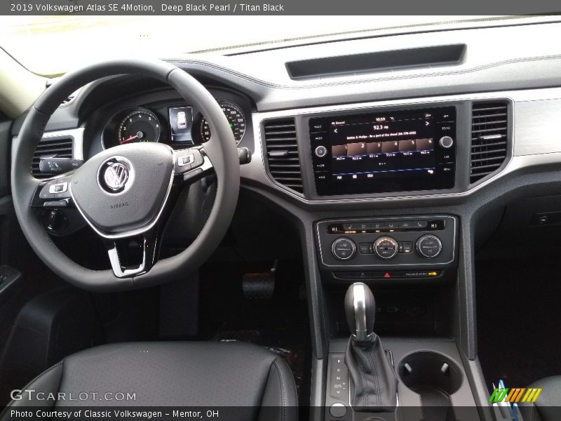 Deep Black Pearl / Titan Black 2019 Volkswagen Atlas SE 4Motion