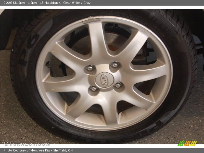 Clear White / Gray 2006 Kia Spectra Spectra5 Hatchback