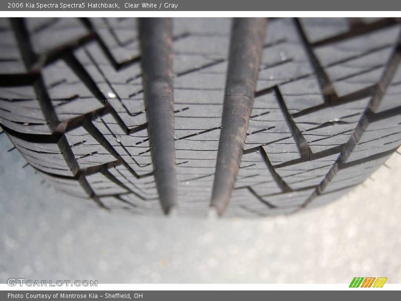 Clear White / Gray 2006 Kia Spectra Spectra5 Hatchback