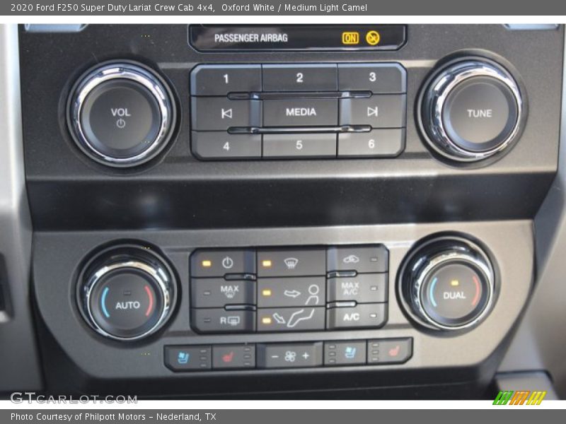 Oxford White / Medium Light Camel 2020 Ford F250 Super Duty Lariat Crew Cab 4x4
